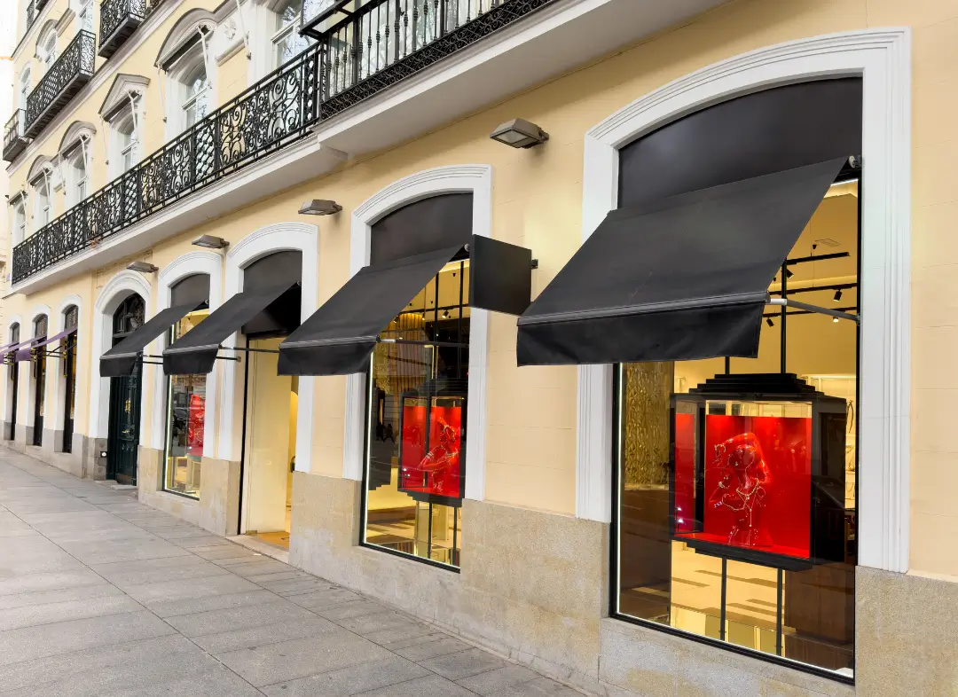 Façade vitrine de magasin en aluminium sur mesure à Istres